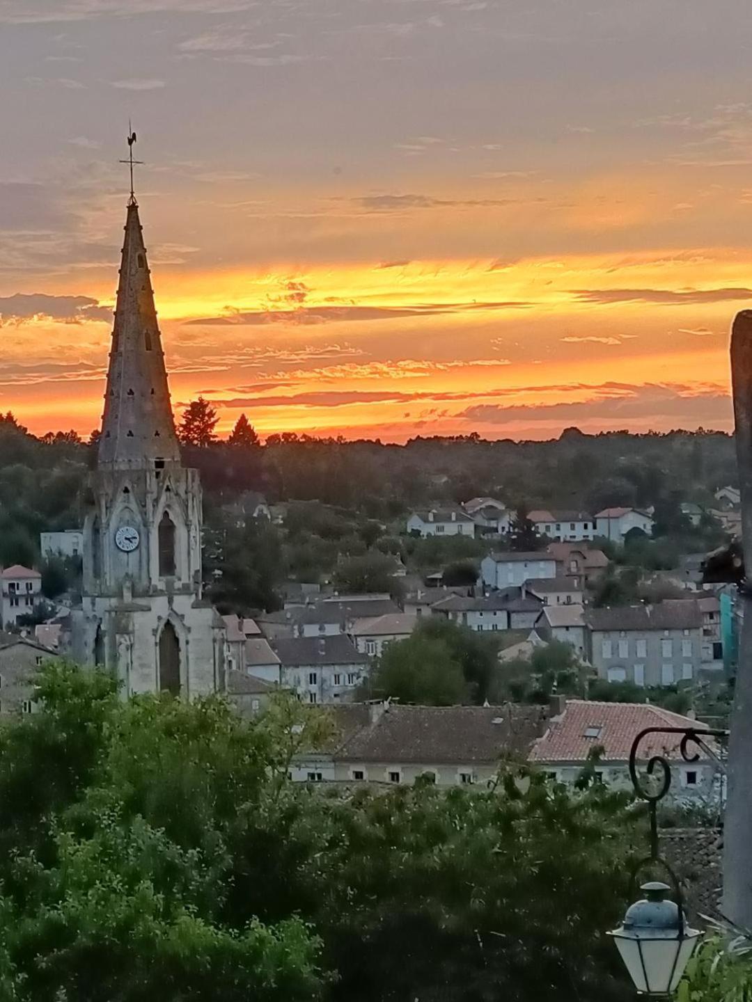 'Quelle Belle Vue' Chambre D'Hote Confolens Bagian luar foto